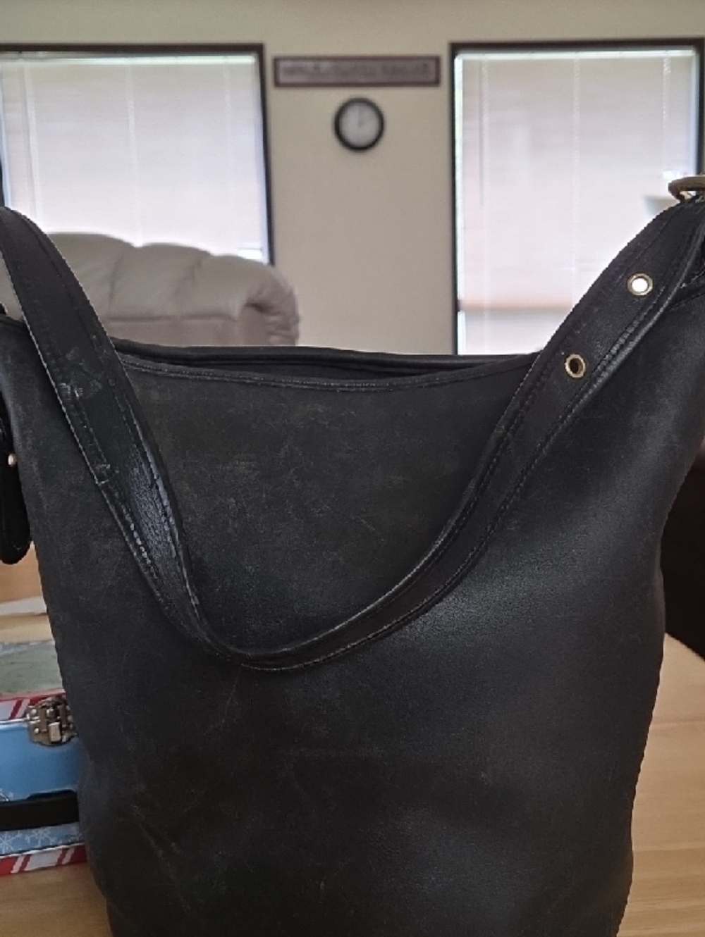 PERFECTLY BROKEN IN Coach Black Leather Bucket Shoulder Bag with Gold Hardware - Picture 2 of 9
